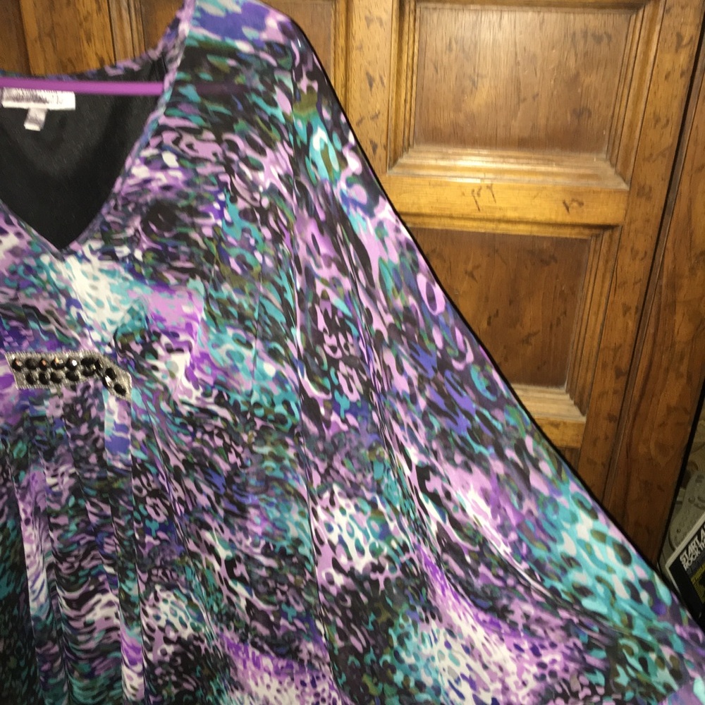 Jennifer Lopez size L Top w 3/4” Fan Sleeves - Picture 7 of 7